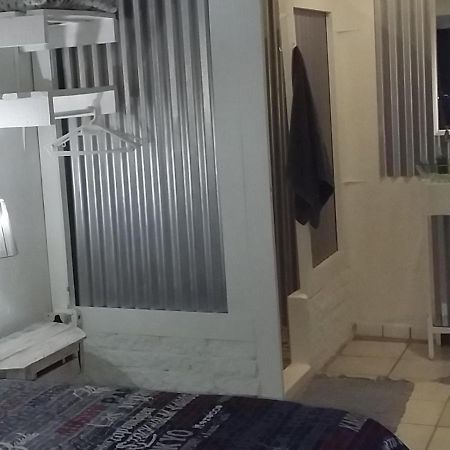 Mykhaya-Your Home Away From Home Кемптън Парк Екстериор снимка
