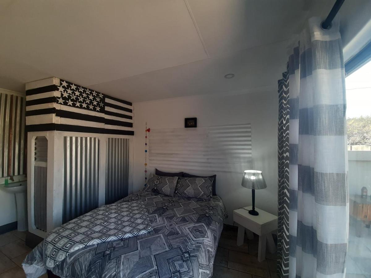Mykhaya-Your Home Away From Home Кемптън Парк Екстериор снимка
