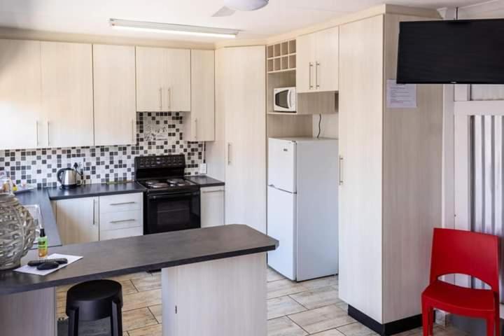 Mykhaya-Your Home Away From Home Кемптън Парк Екстериор снимка