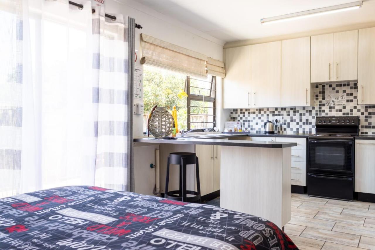Mykhaya-Your Home Away From Home Кемптън Парк Екстериор снимка