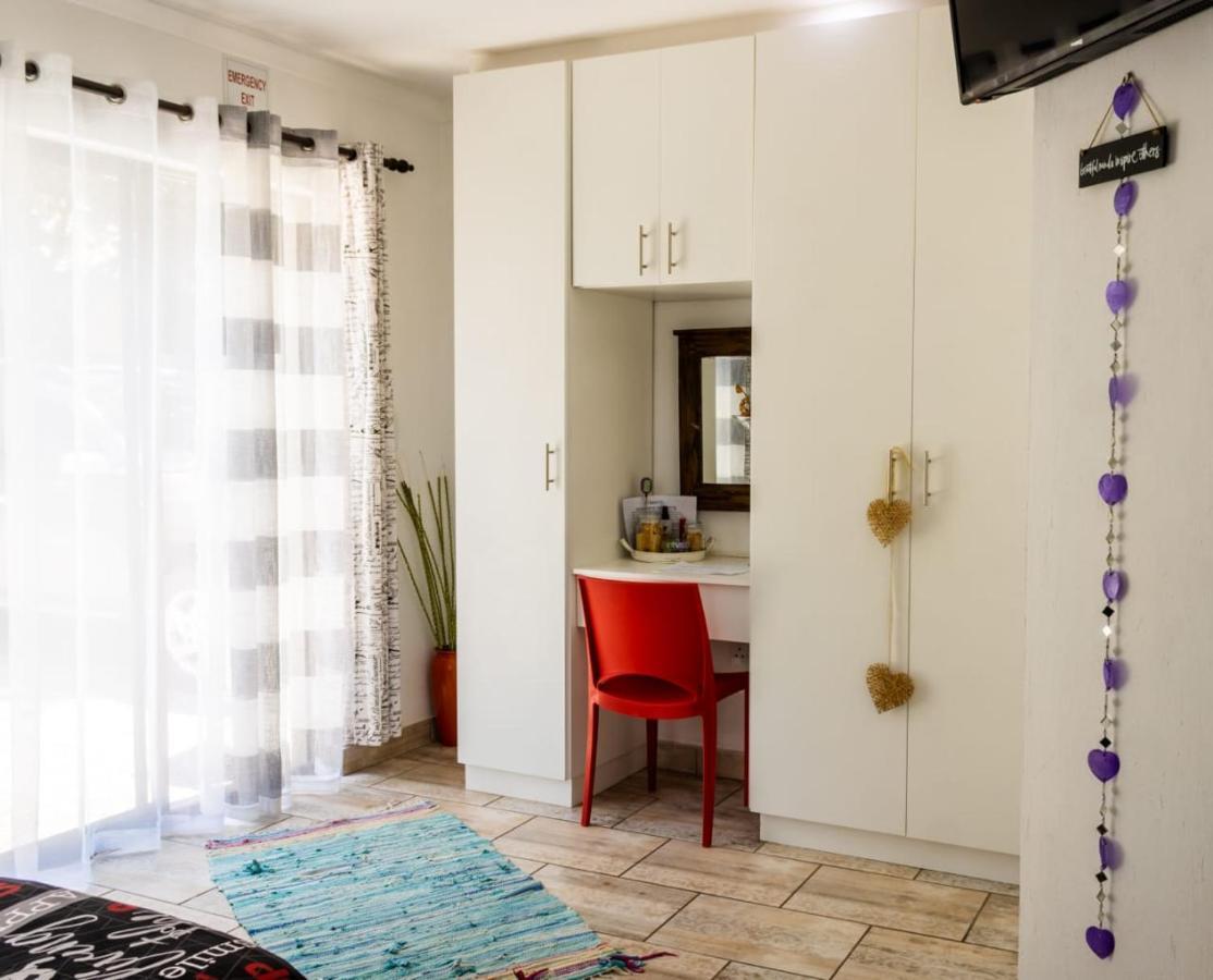 Mykhaya-Your Home Away From Home Кемптън Парк Екстериор снимка