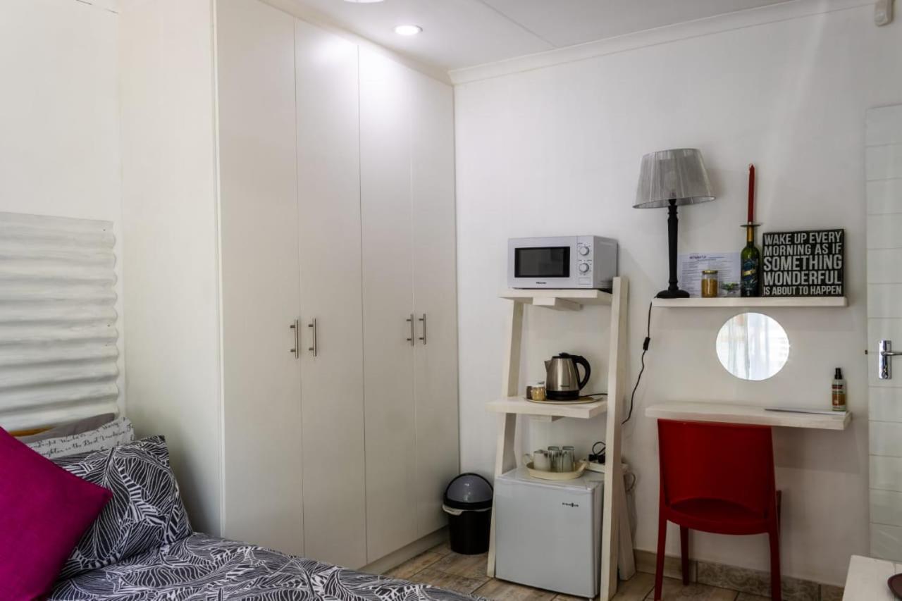 Mykhaya-Your Home Away From Home Кемптън Парк Екстериор снимка