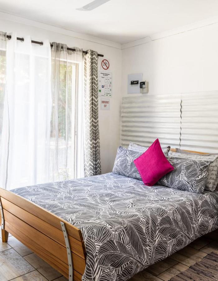 Mykhaya-Your Home Away From Home Кемптън Парк Екстериор снимка