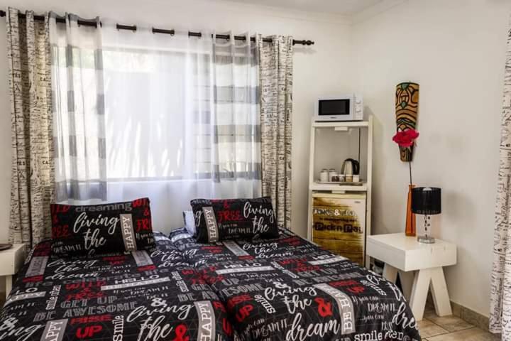 Mykhaya-Your Home Away From Home Кемптън Парк Екстериор снимка