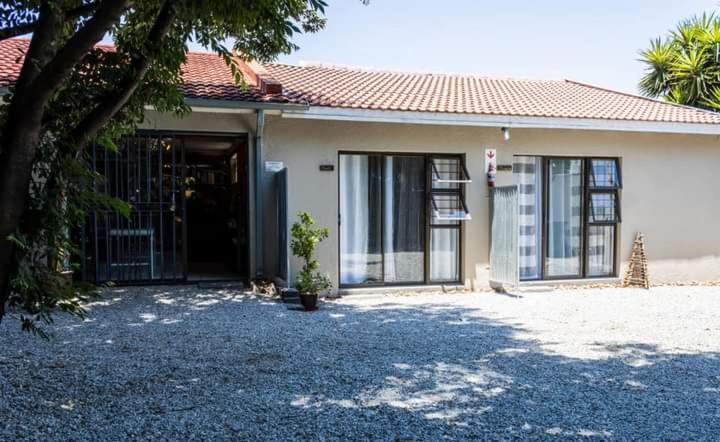 Mykhaya-Your Home Away From Home Кемптън Парк Екстериор снимка