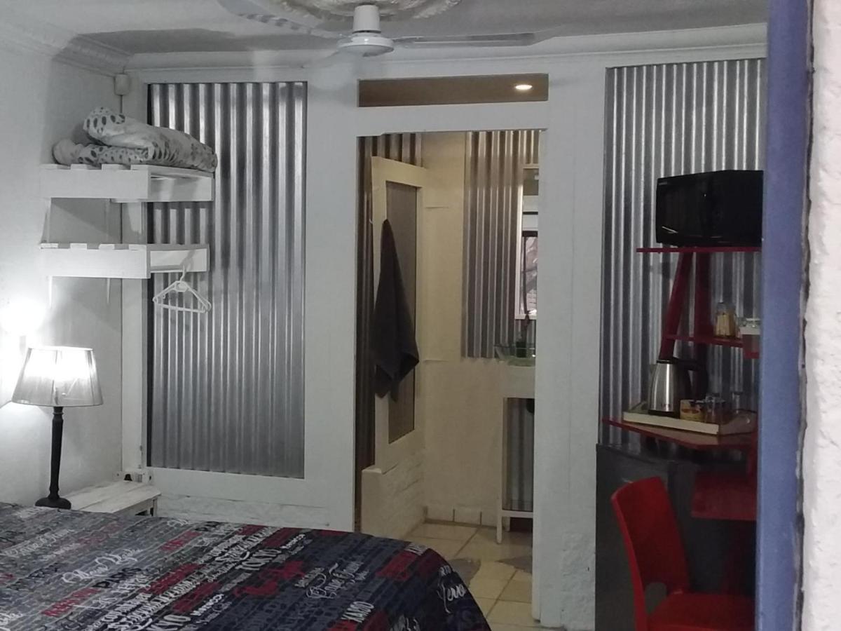 Mykhaya-Your Home Away From Home Кемптън Парк Екстериор снимка