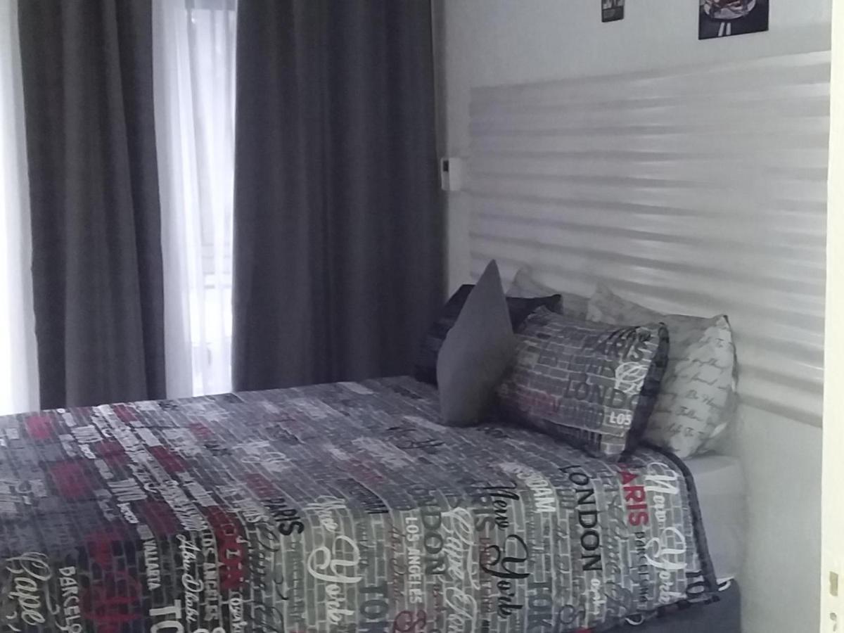 Mykhaya-Your Home Away From Home Кемптън Парк Екстериор снимка