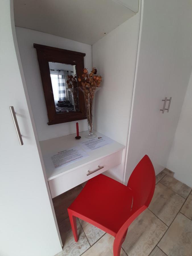 Mykhaya-Your Home Away From Home Кемптън Парк Екстериор снимка