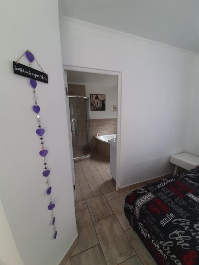 Mykhaya-Your Home Away From Home Кемптън Парк Екстериор снимка